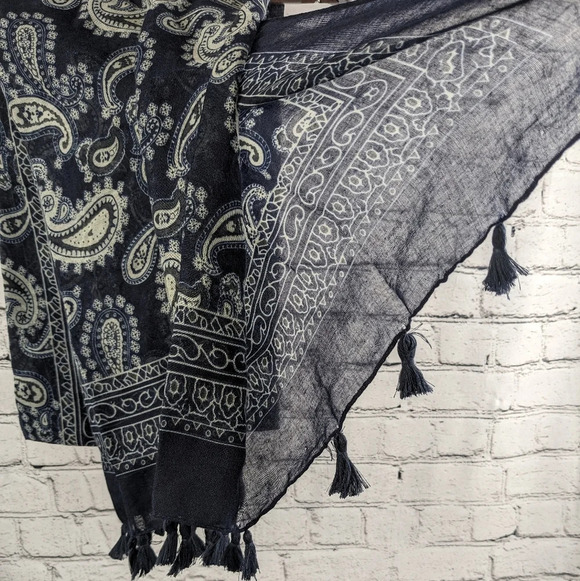 Sheer lightweight blue paisley scarf with tassels - Picture 2 of 5